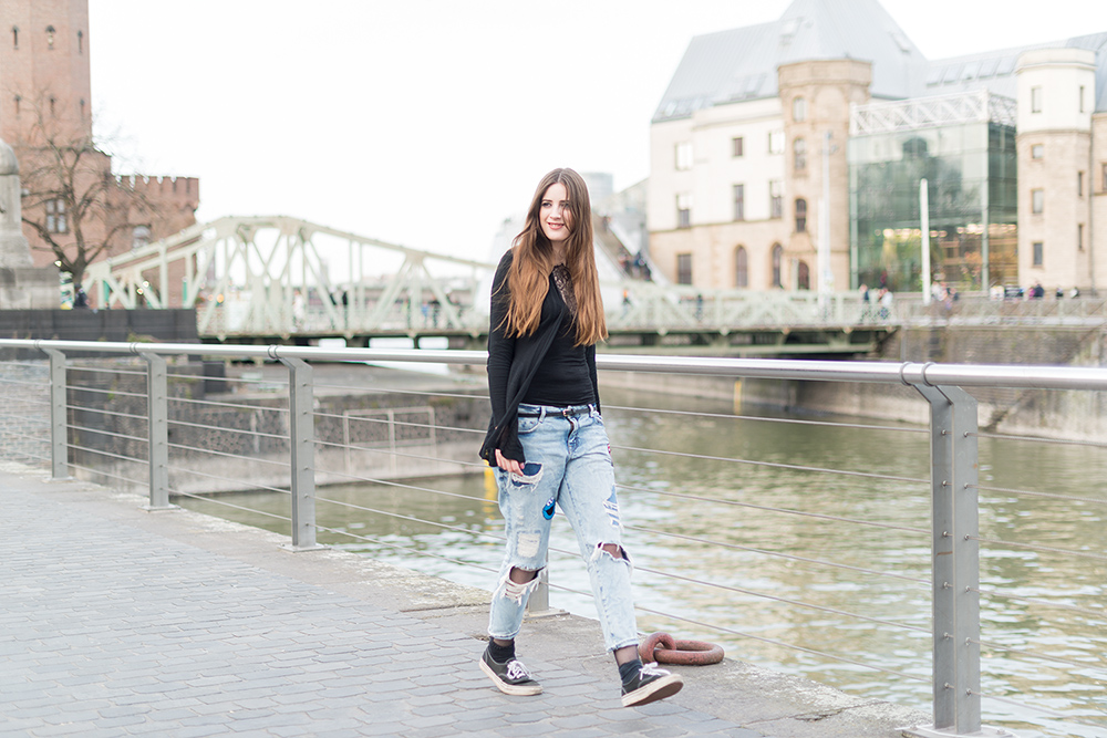 Modeblog-Deutschland-Deutsche-Mode-Mode-Influencer-Andrea-Funk-andysparkles-Berlin-Fishnet-Tights-Netz-Strumpfhose-Blogger-Style-Blogger-Contest-Koeln-Ripped-Jeans-Denim-Vans-Sneakers