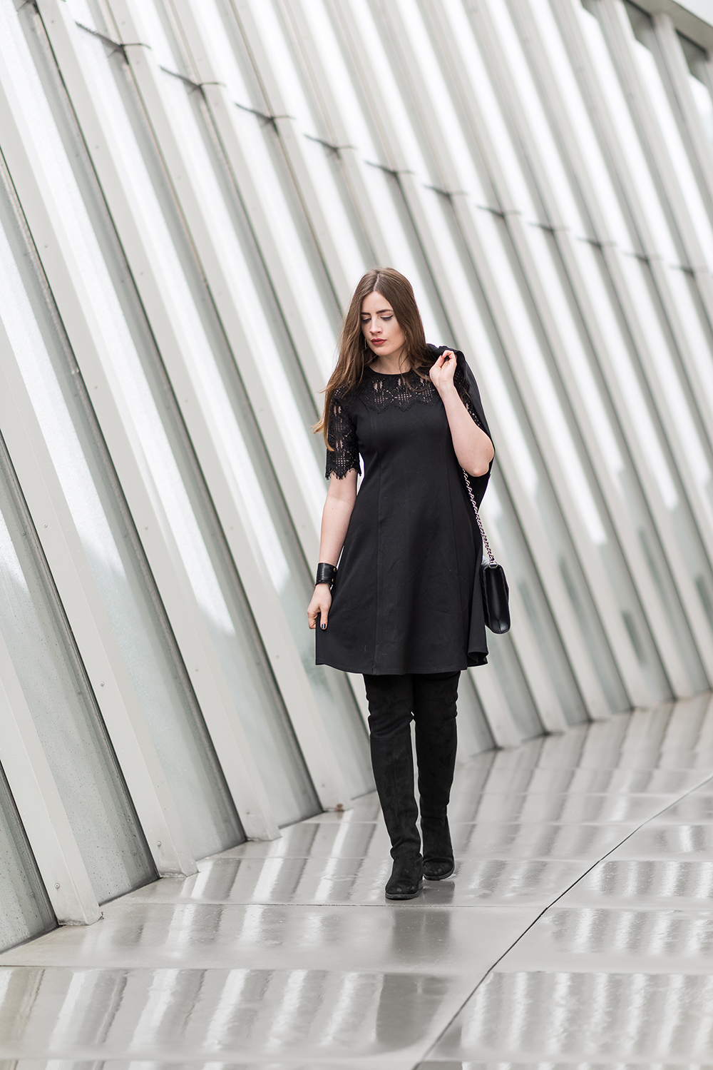 Schwarzes Kleid mit Spitze-Overknees-Stiefel-Modeblog Berlin-Abendlook-andysparkles.de