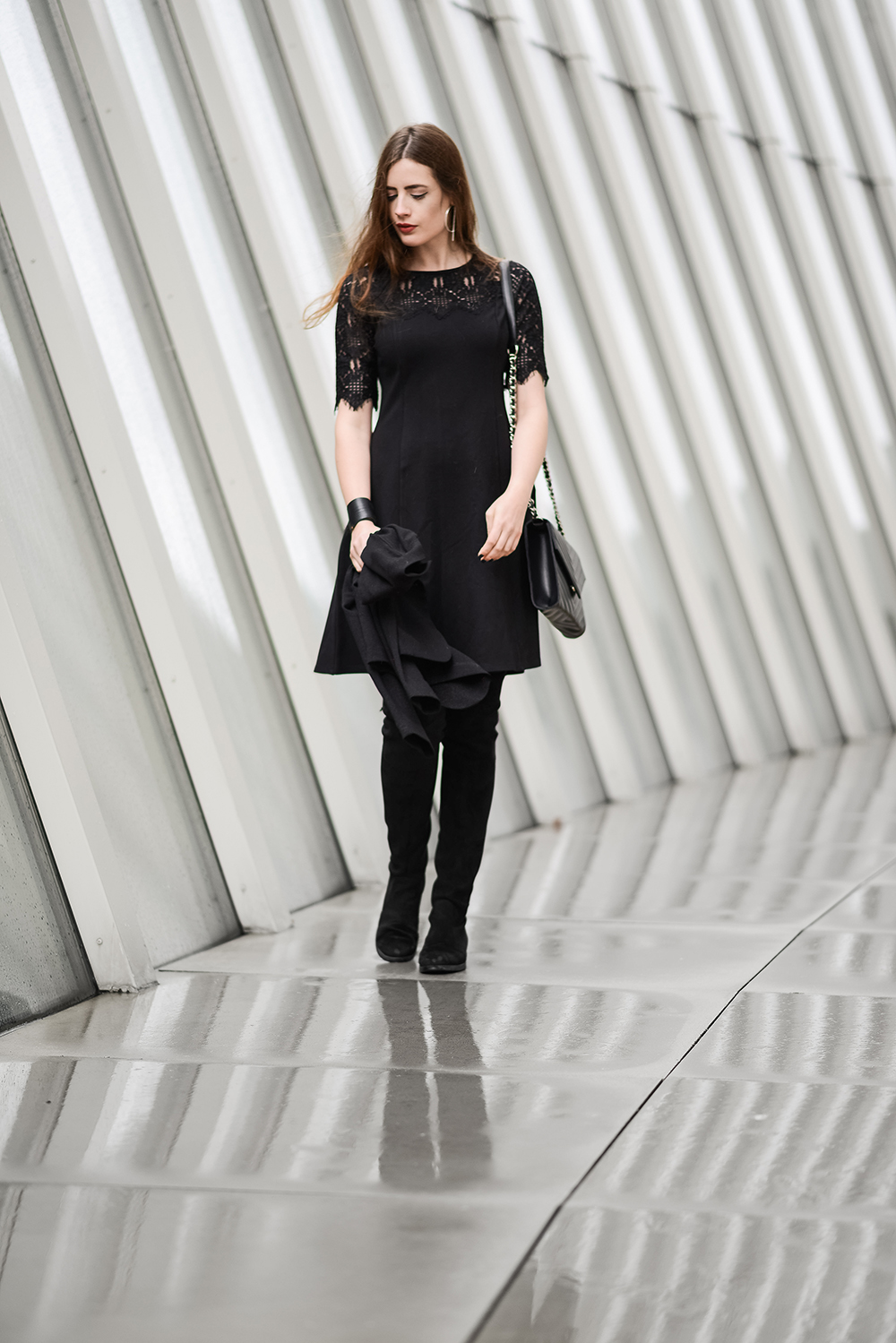 Schwarzes Kleid mit Spitze-Overknees-Stiefel-Modeblog Berlin-Abendlook-andysparkles.de
