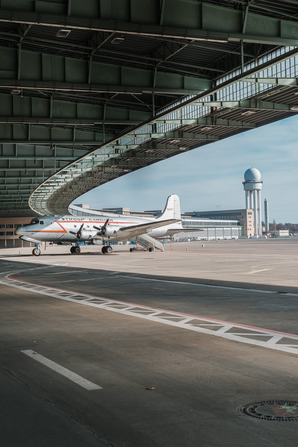 Besondere Orte in Berlin entdecken-Flughafen Tempelhof-Führung Tempelhof-andysparkles