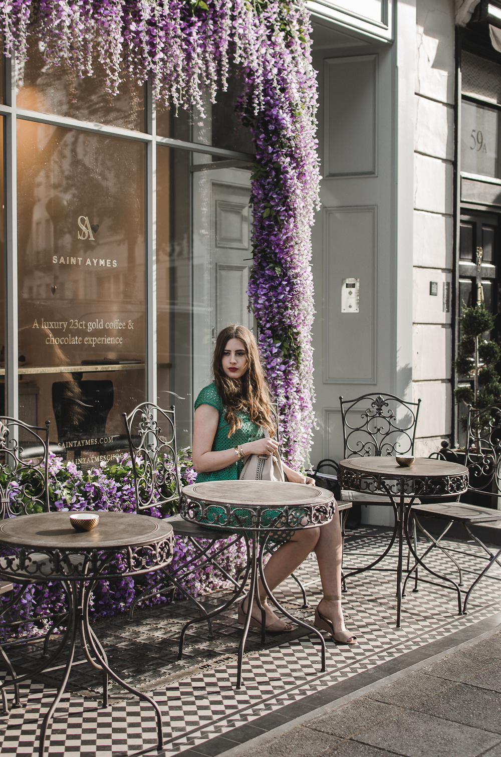 Sommerkleid aus Spitze-Kleid mit Lochspitze-Next Kleidung-London Saint Aymes-Fotolocation Café London-schönstes Café London-Modeblog-andysparkles