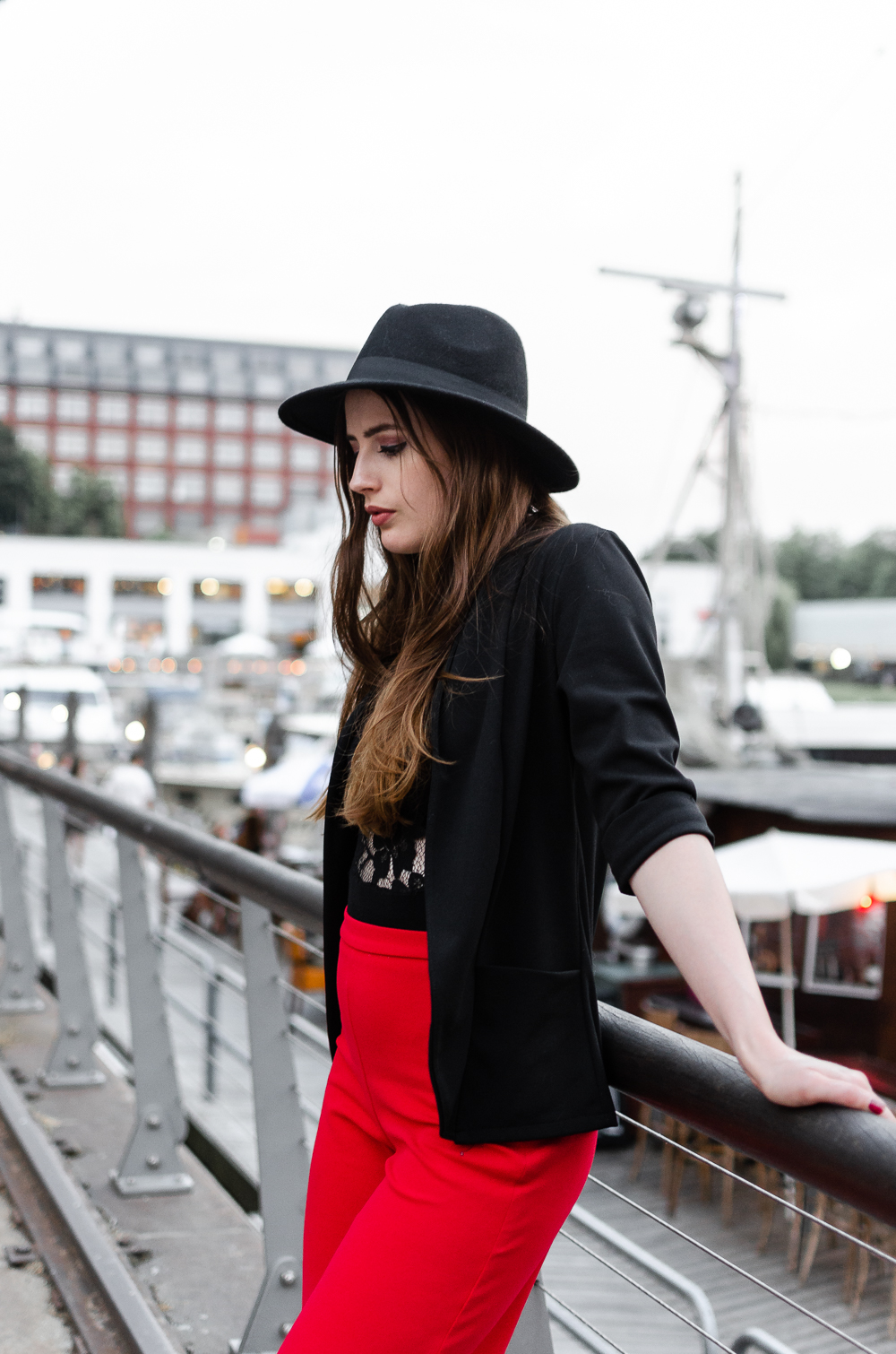 Rote Hose mit schwarzem Lace Body-Outfit mit Body-Body kombinieren-tempelhofes Hafen Berlin-Modeblogger Berlin-andysparkles