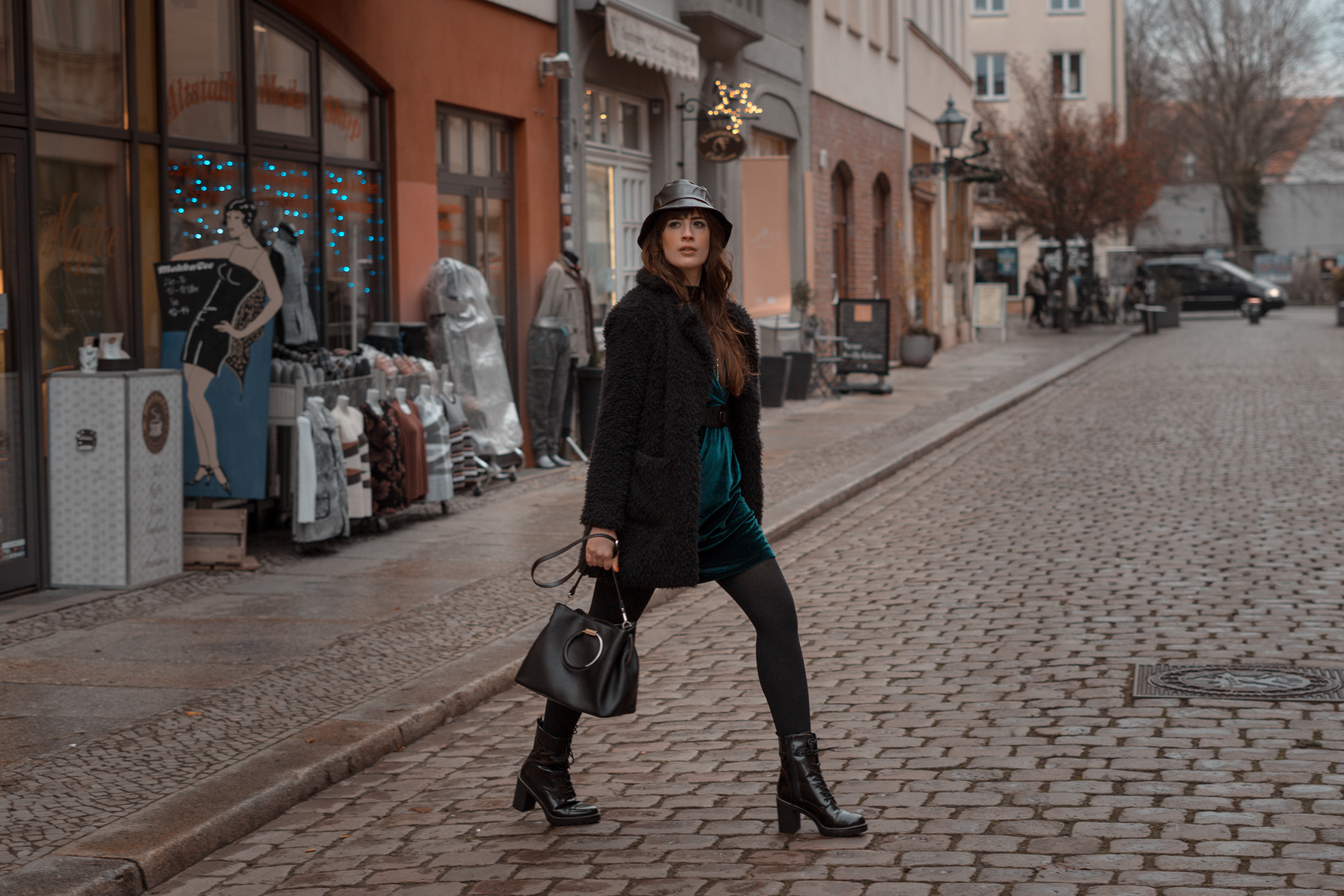 Leder Fischerhut mit Samtkleid-Pinafore Samt Kleid-Winteroutfit 2019-Anglerhut-Bucket Hat-Modeblog Berlin-andysparkles