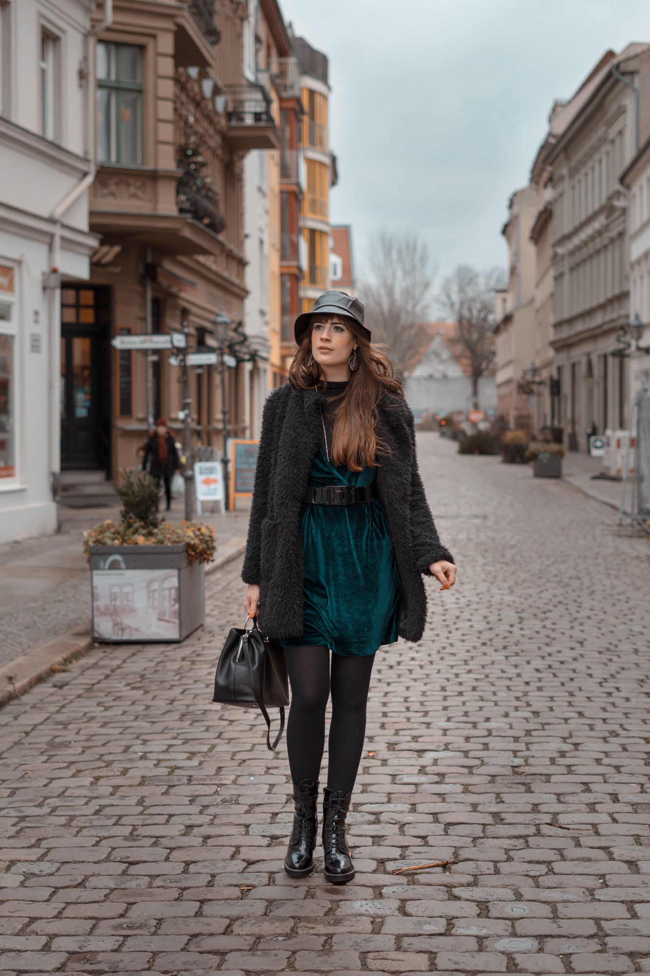 Leder Fischerhut mit Samtkleid-Pinafore Samt Kleid-Winteroutfit 2019-Anglerhut-Bucket Hat-Modeblog Berlin-andysparkles