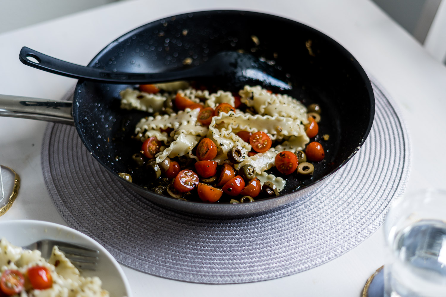 Knoblauch Pasta mit Tomaten und Oliven