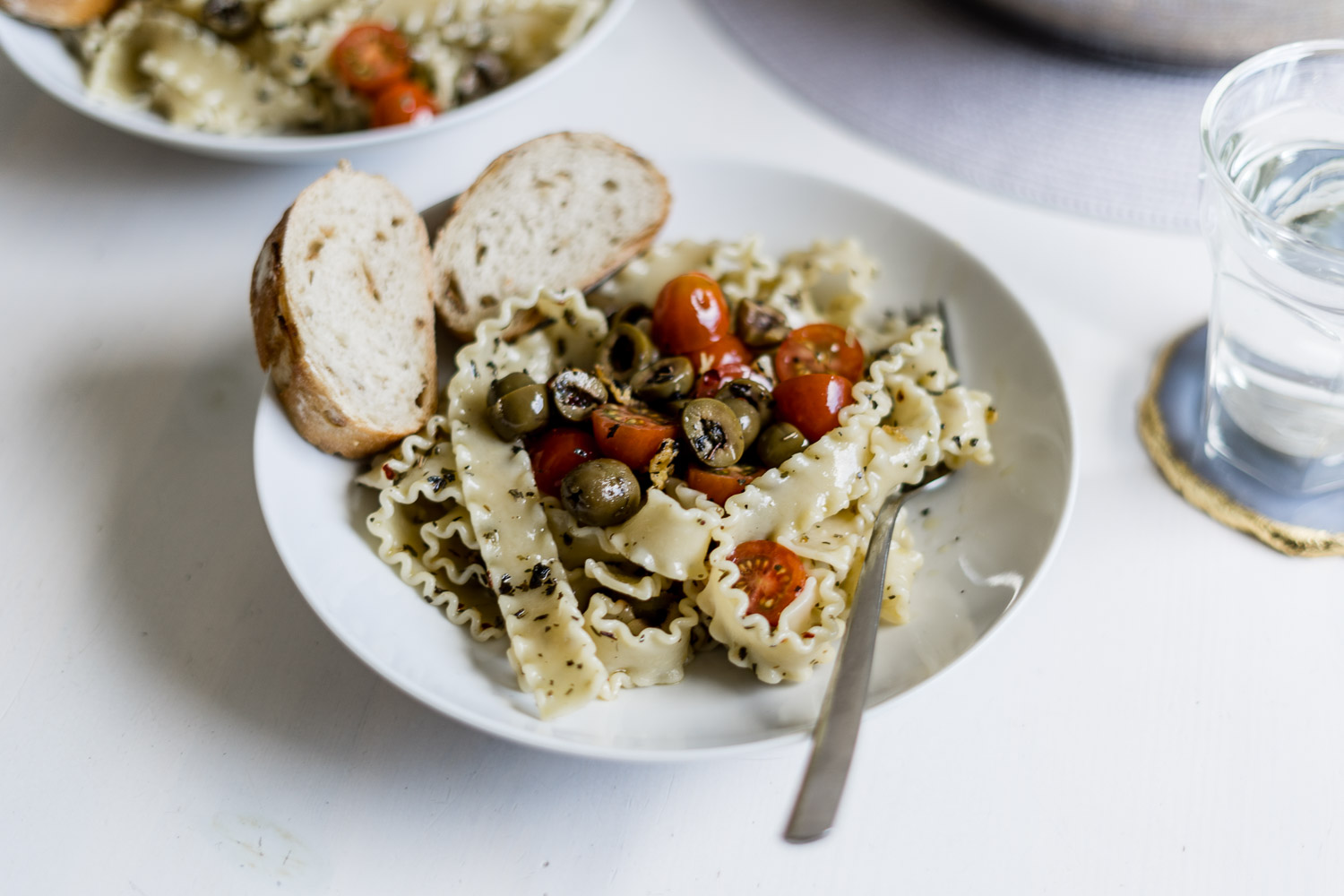 Knoblauch Pasta mit Tomaten und Oliven
