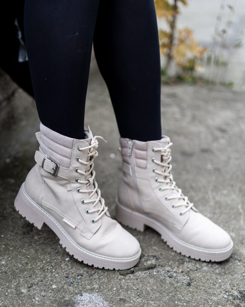 Boots in Beige