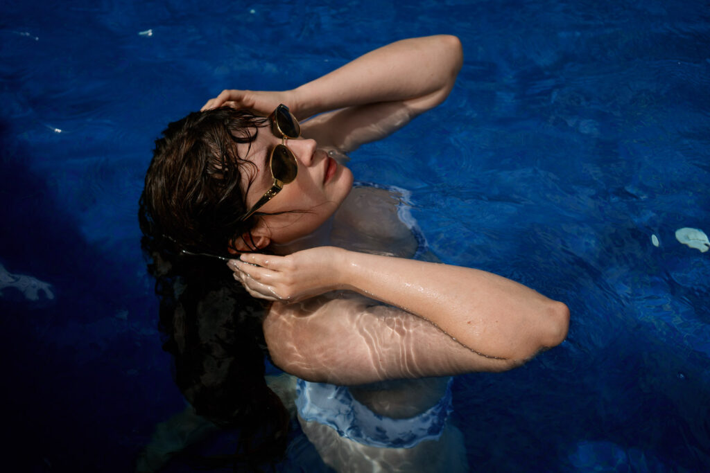 Andrea entspannt im Pool – symbolisiert den Frische-Effekt von cleanen und aquatischen Duftfamilien