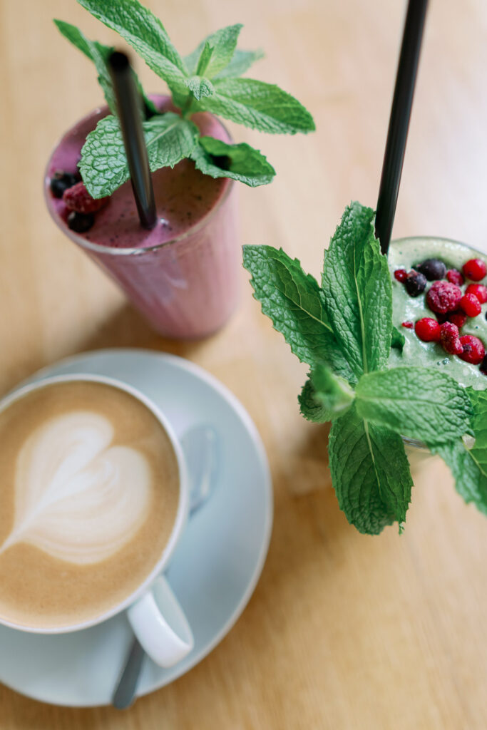 Kaffee trifft Smoothie: Frühstücksritual mit Extra-Energie.