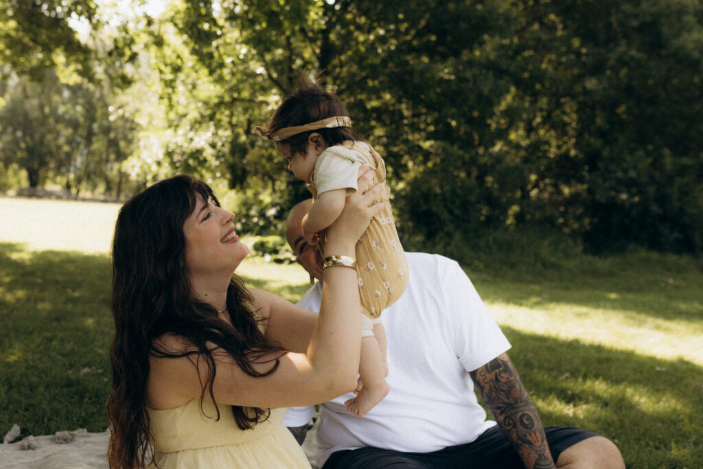 Mama, Papa und Baby im Park 