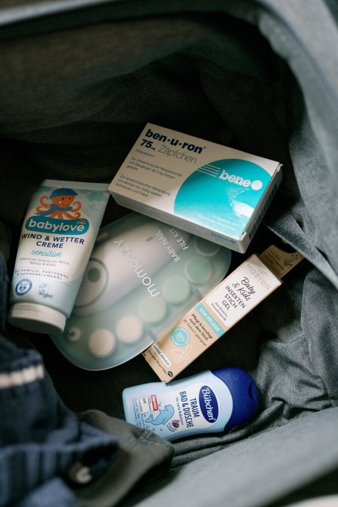 Koffer mit Baby-Medikamenten als Teil der Packliste für den Sommerurlaub mit Baby