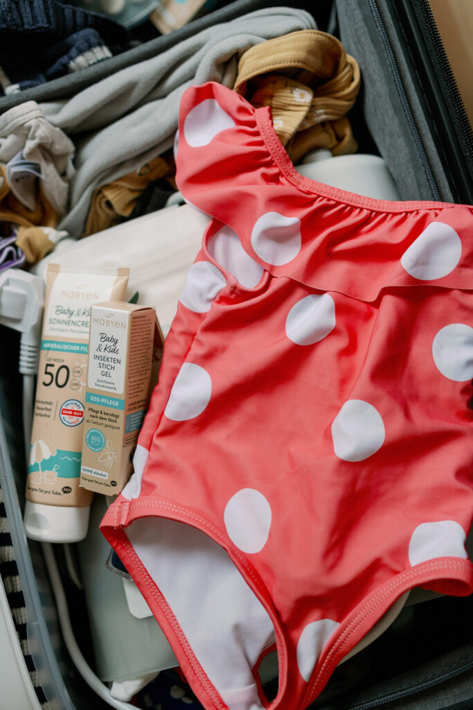 Baby-Badeanzug im Koffer