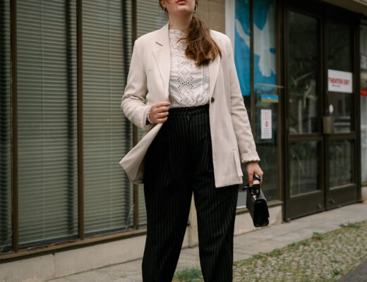 Sommerlook fürs Büro mit Slingbacks und Stoffhose
