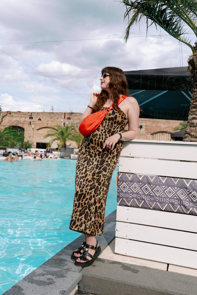 Stylischer Sommerlook in Berlin mit Plateau-Sandalen und Leo-Kleid am Pool – Schuhe für den Sommer in der Stadt