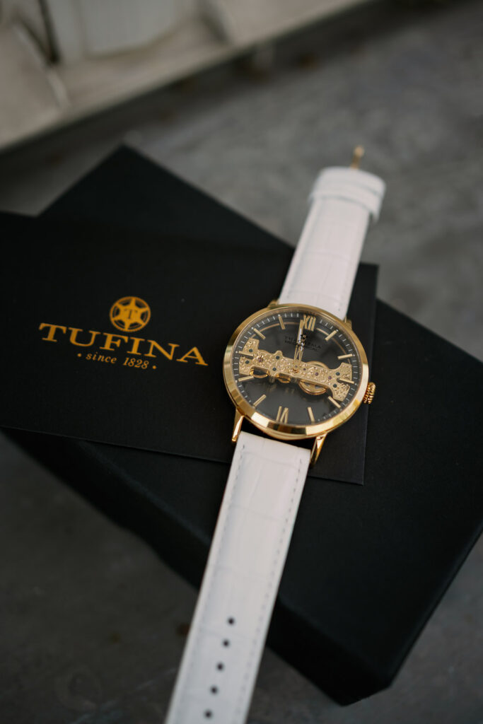 Detail der San Francisco Theorema Statement-Uhr mit weißem Lederarmband auf der Tufina-Box