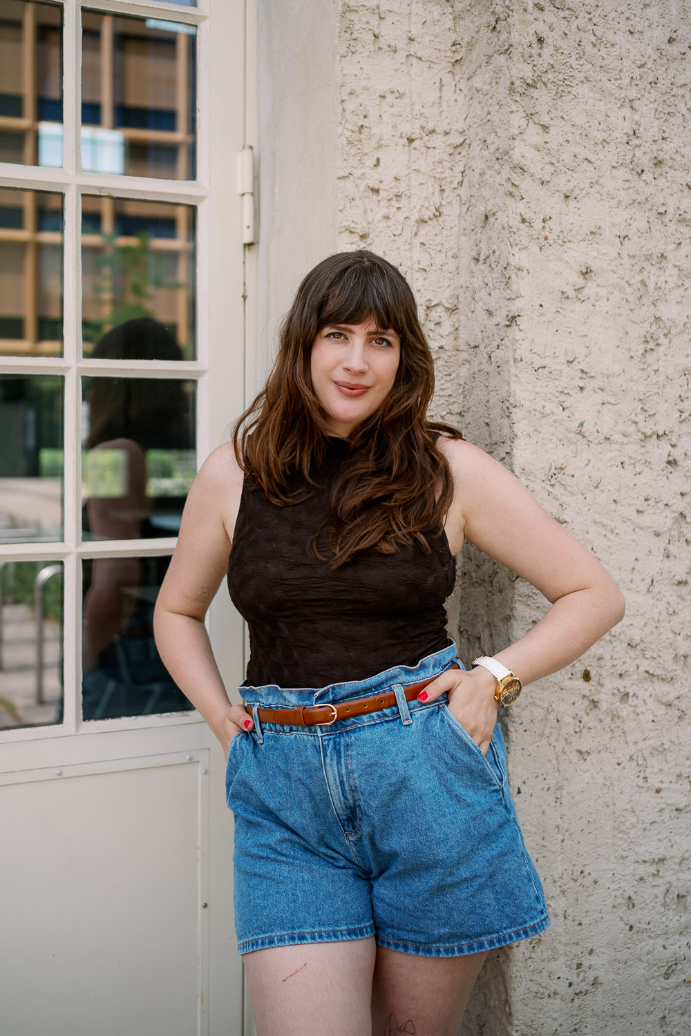 Basic Sommerlook mit Jeansshorts, Top und San Francisco Theorema Statement-Uhr
