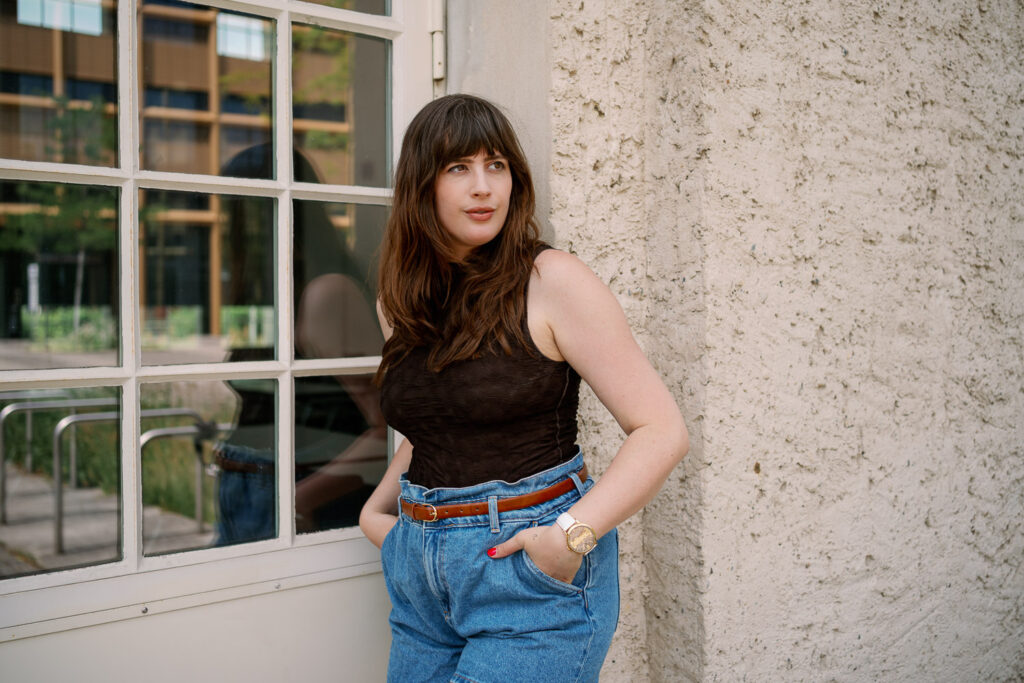 Sommerlook mit Jeansshorts, braunem Top und Statement-Uhr von Tufina