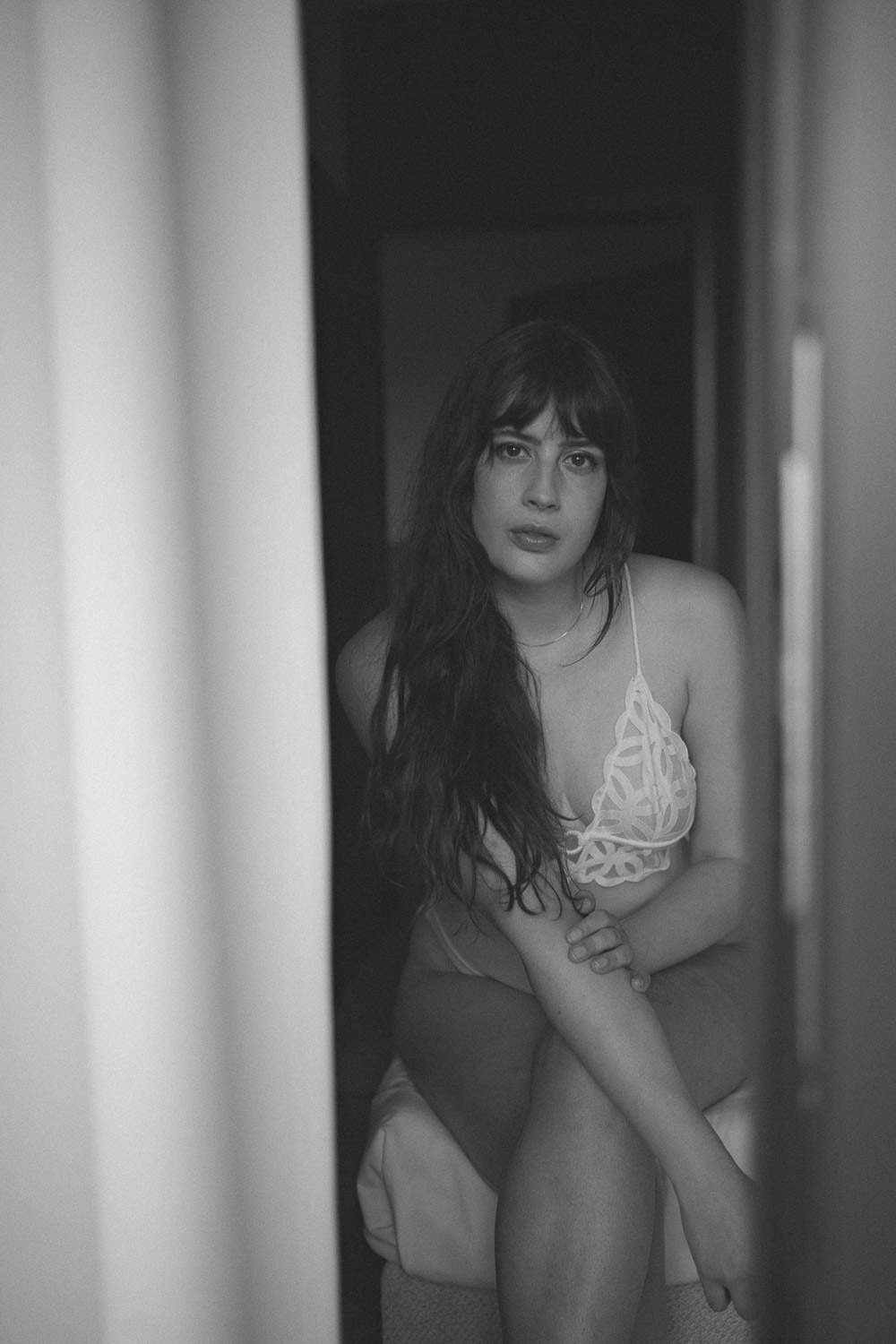 Andrea von andysparkles im Schlafzimmer – Lifestylefoto zum Blogartikel über Alternativen zu Tampons