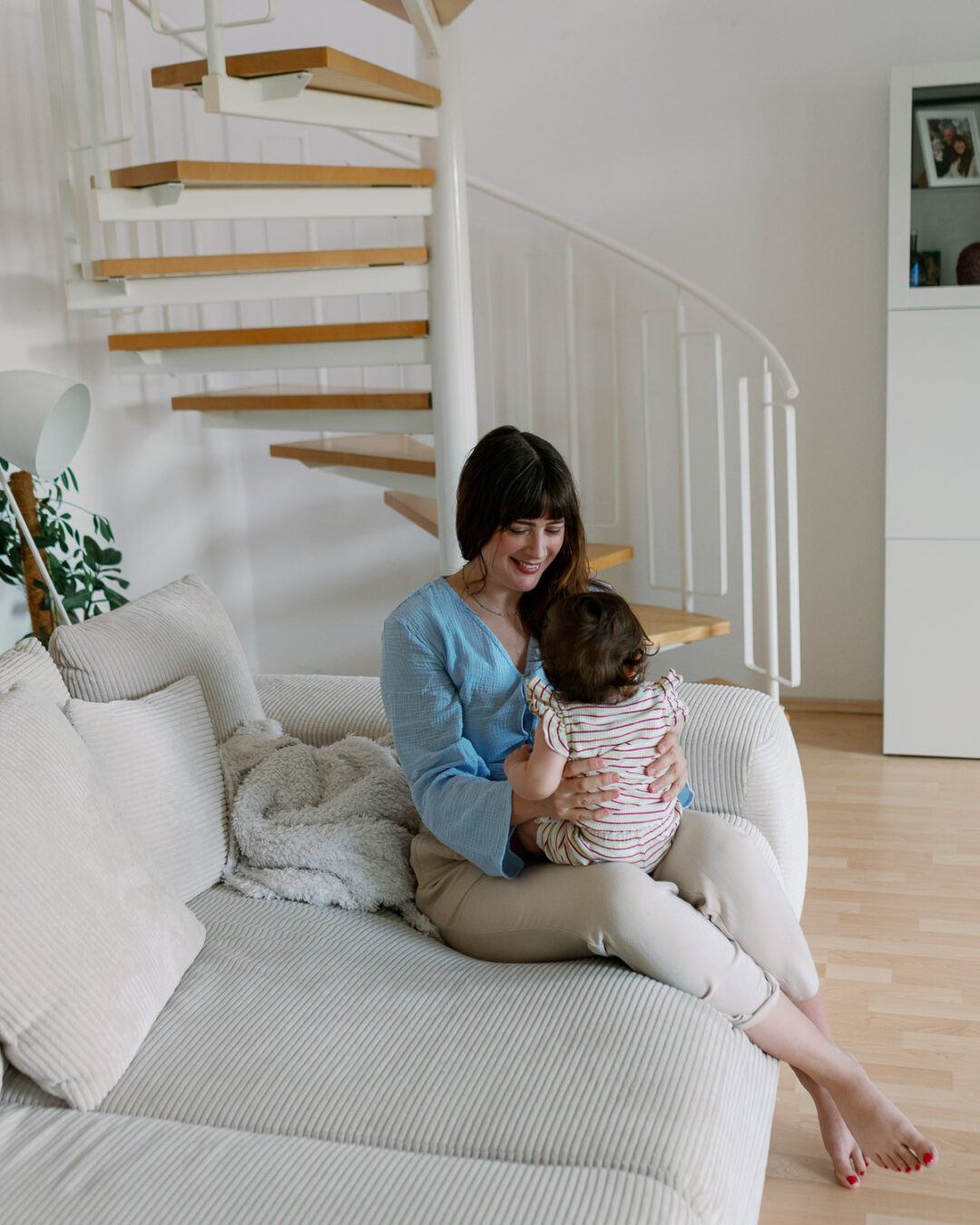 Babynamen finden für Mädchen – Andrea von andysparkles sitzt mit ihrer Tochter lachend auf dem Sofa