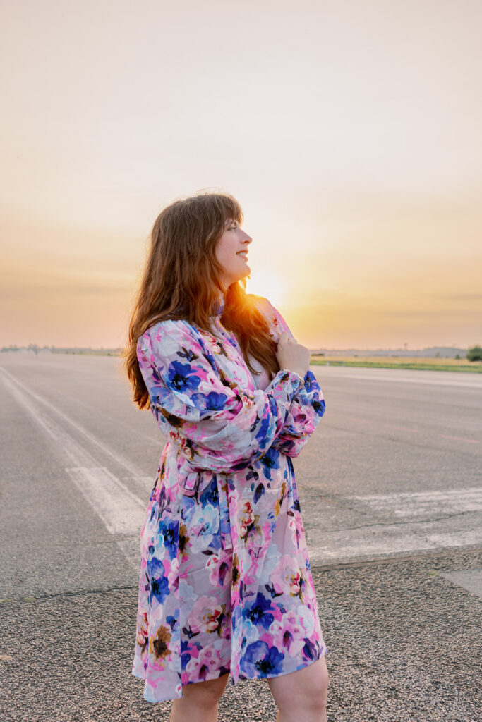 Andrea von andysparkles trägt ein farbenfrohes Kleid beim Sonnenuntergang auf dem Tempelhofer Feld – Inspiration für das perfekte Kleid.