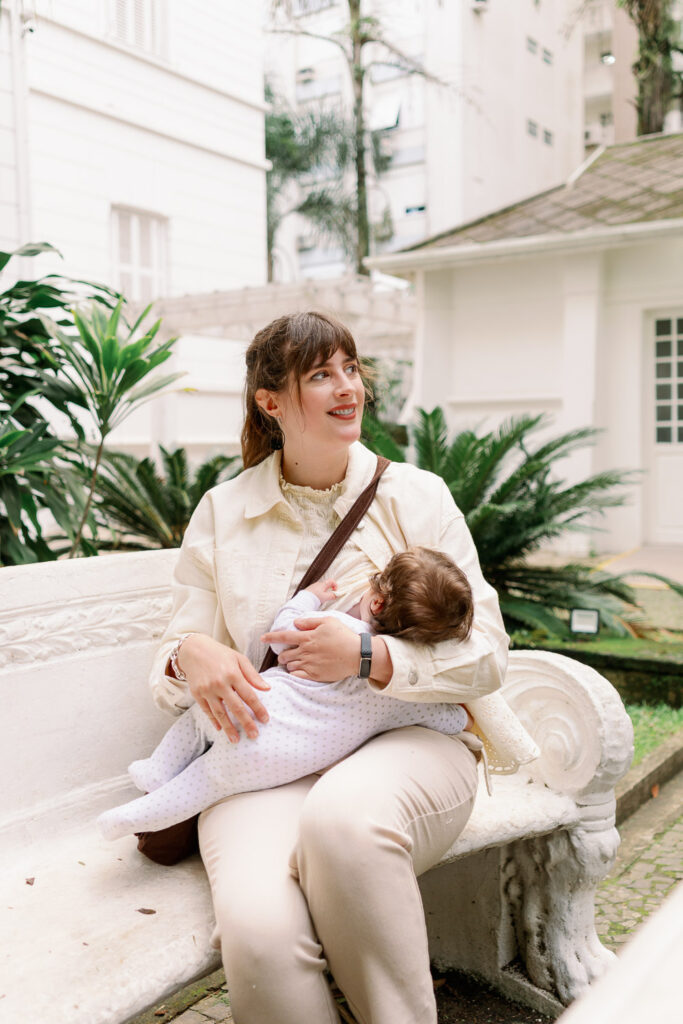 Andrea von andysparkles stillt ihr Baby im Innenhof in Santos, Brasilien