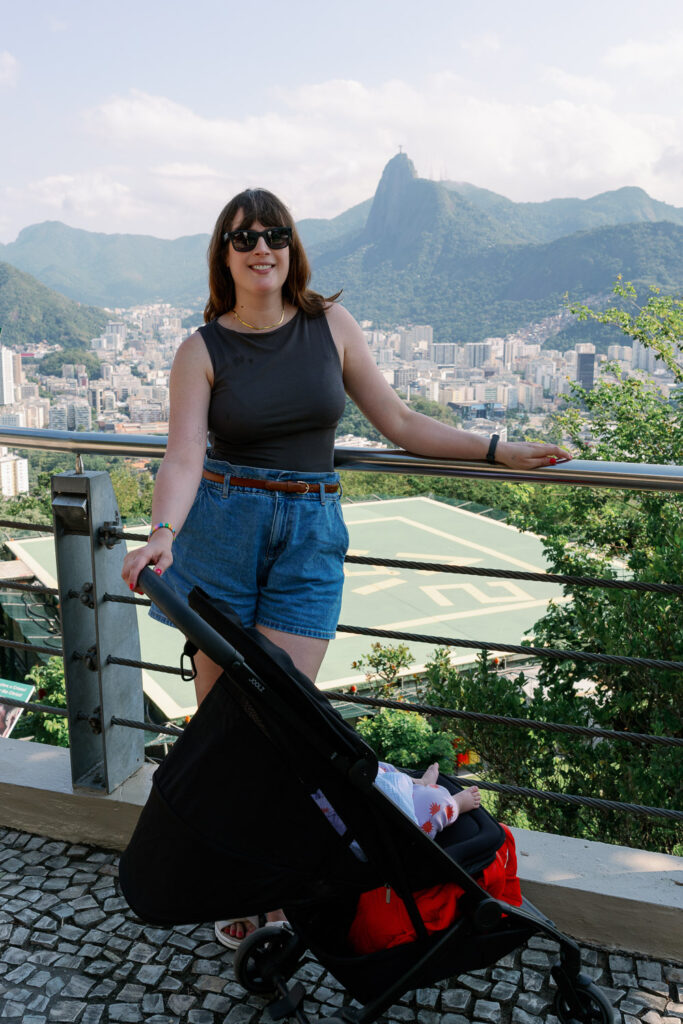 Andrea von andysparkles mit Kinderwagen und Baby auf dem Aussichtspunkt Zuckerhut Rio de Janeiro, Brasilien