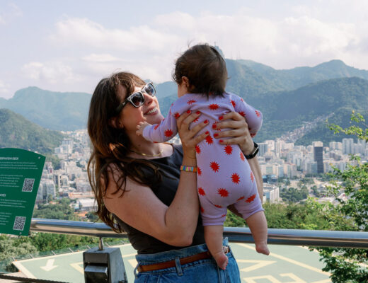 Andrea von andysparkles hält ihr Baby mit Blick auf Rio de Janeiro, Brasilien - Fernreise mit Baby