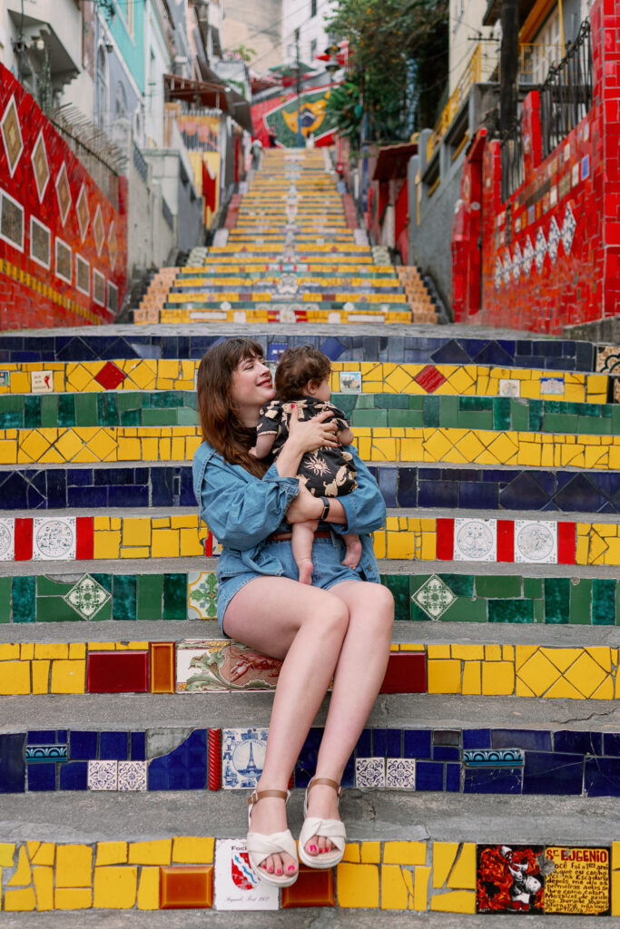 Andrea von andysparkles mit Baby auf der berühmten Escadaria Selarón in Rio de Janeiro, Brasilien