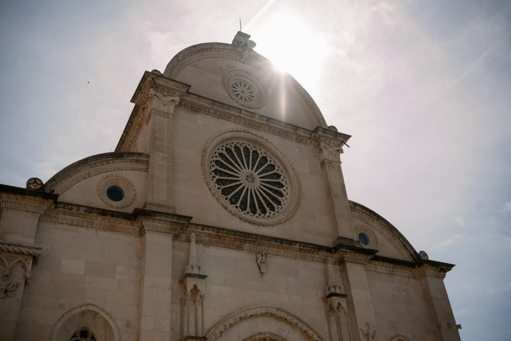 Kathedrale von Šibenik mit Rosettenfenster bei Sonnenschein