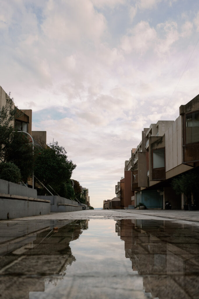 moderne Architektur in Split 3 mit reflektierender Wasserpfütze