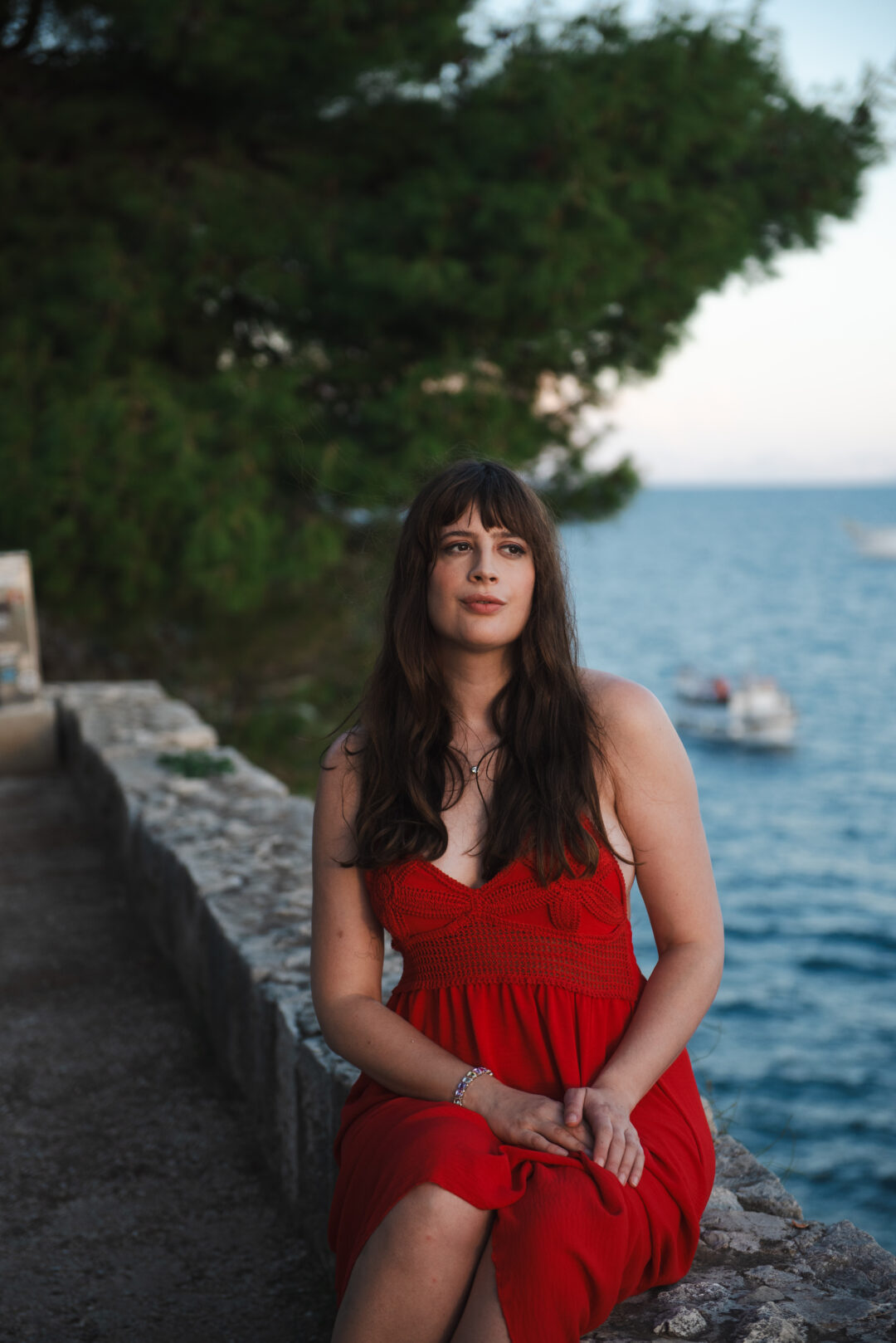 Alleine nach Split – Andrea von andysparkles in rotem Kleid am Meer mit Blick auf Adria