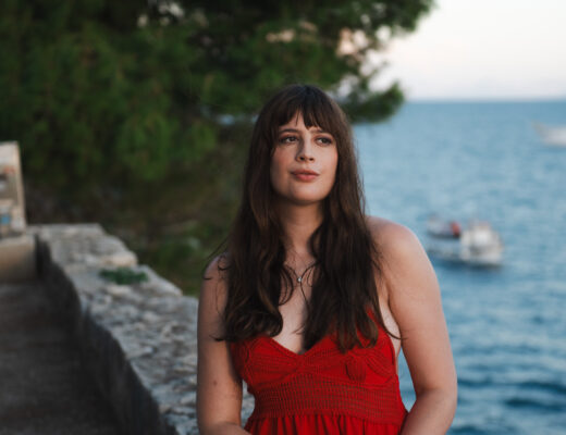 Alleine nach Split – Andrea von andysparkles in rotem Kleid am Meer mit Blick auf Adria