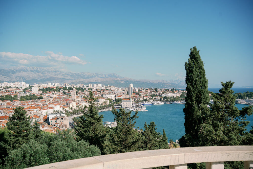 Panorama von Split mit Hafen, Altstadt und Bergen vom Marjan Hill