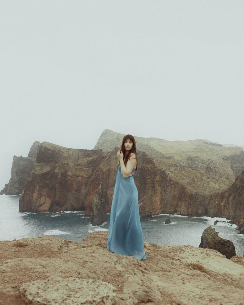 Andrea von andysparkles im blauen Kleid auf den Klippen der Halbinsel Ponta de São Lourenço in Madeira – Solo-Reise Highlight