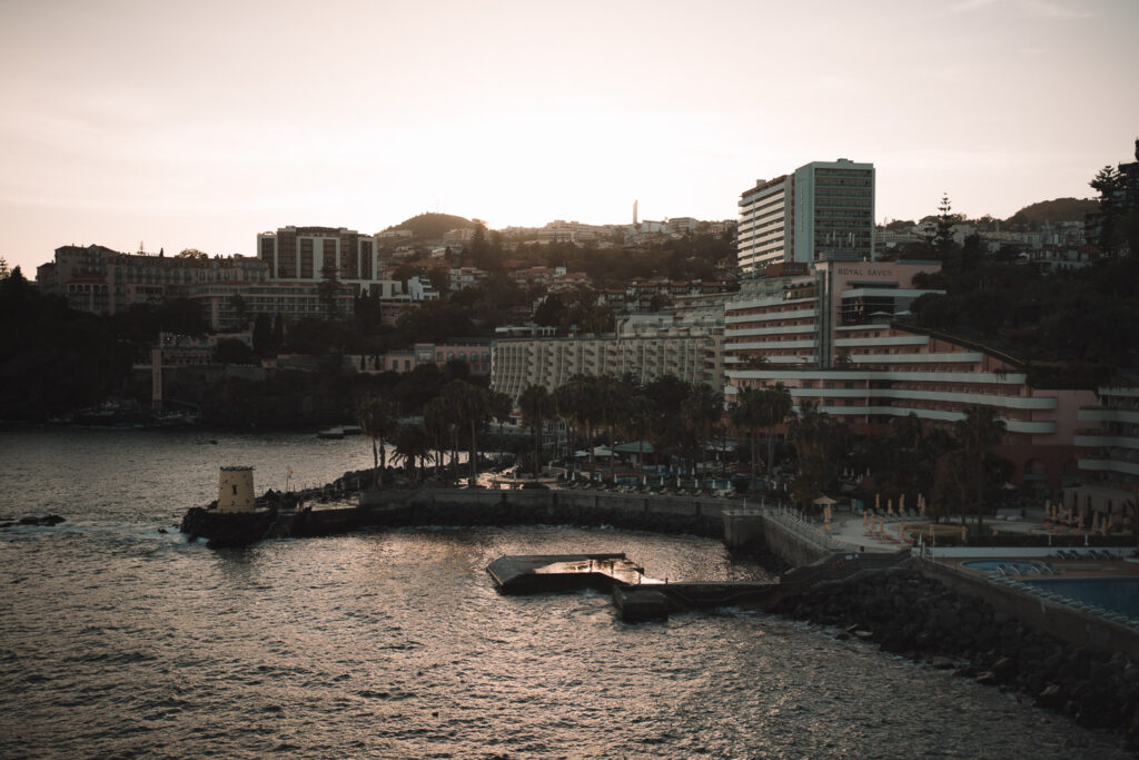 Blick auf Funchal an der Küste von Madeira im warmen Licht des Sonnenuntergangs