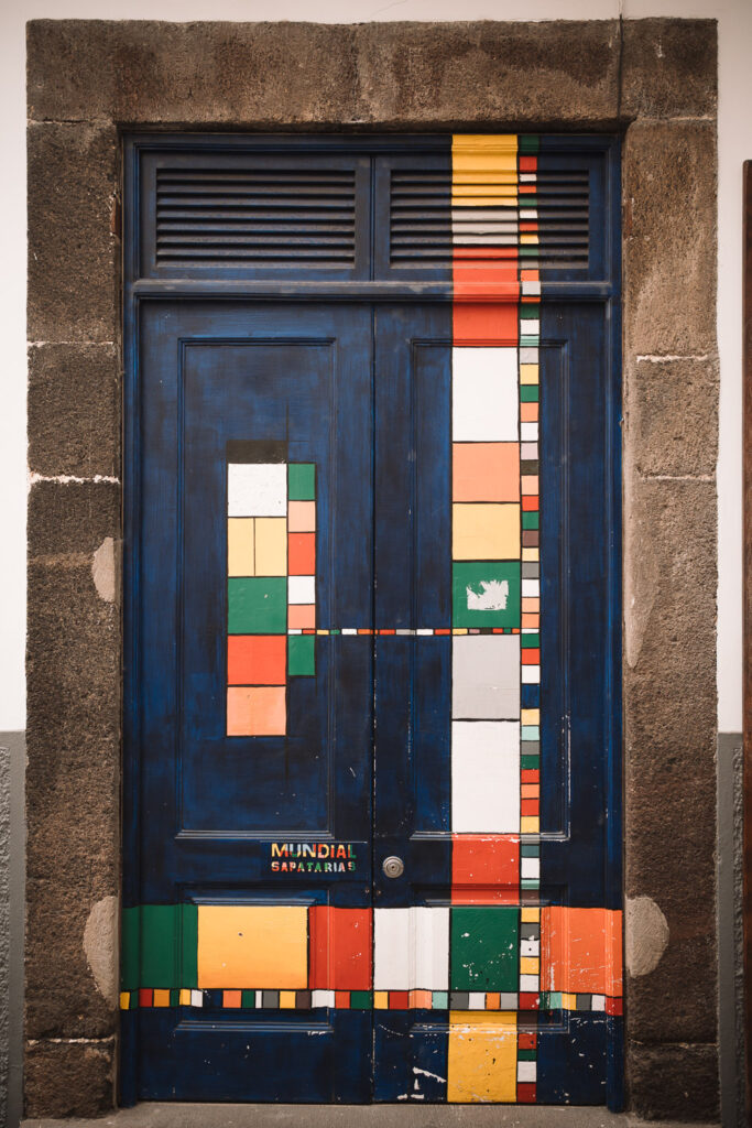 Street Art Tür in der Zona Velha von Funchal, Madeira – bunt bemalte Haustür