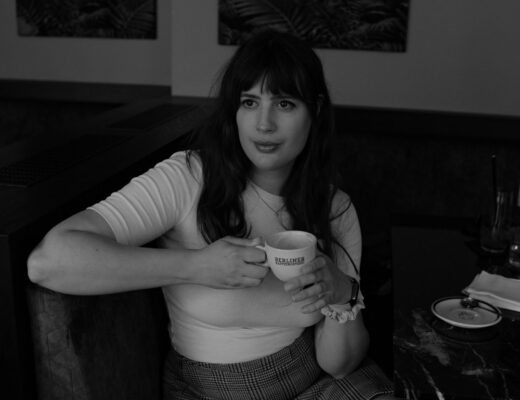 Andrea von andysparkles beim Kaffee im Café – Moment der Ruhe und Nähe in der Beziehung