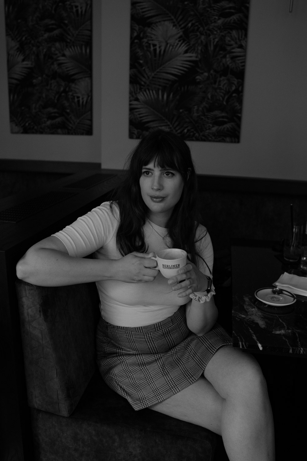 Andrea von andysparkles beim Kaffee im Café – Moment der Ruhe und Nähe in der Beziehung