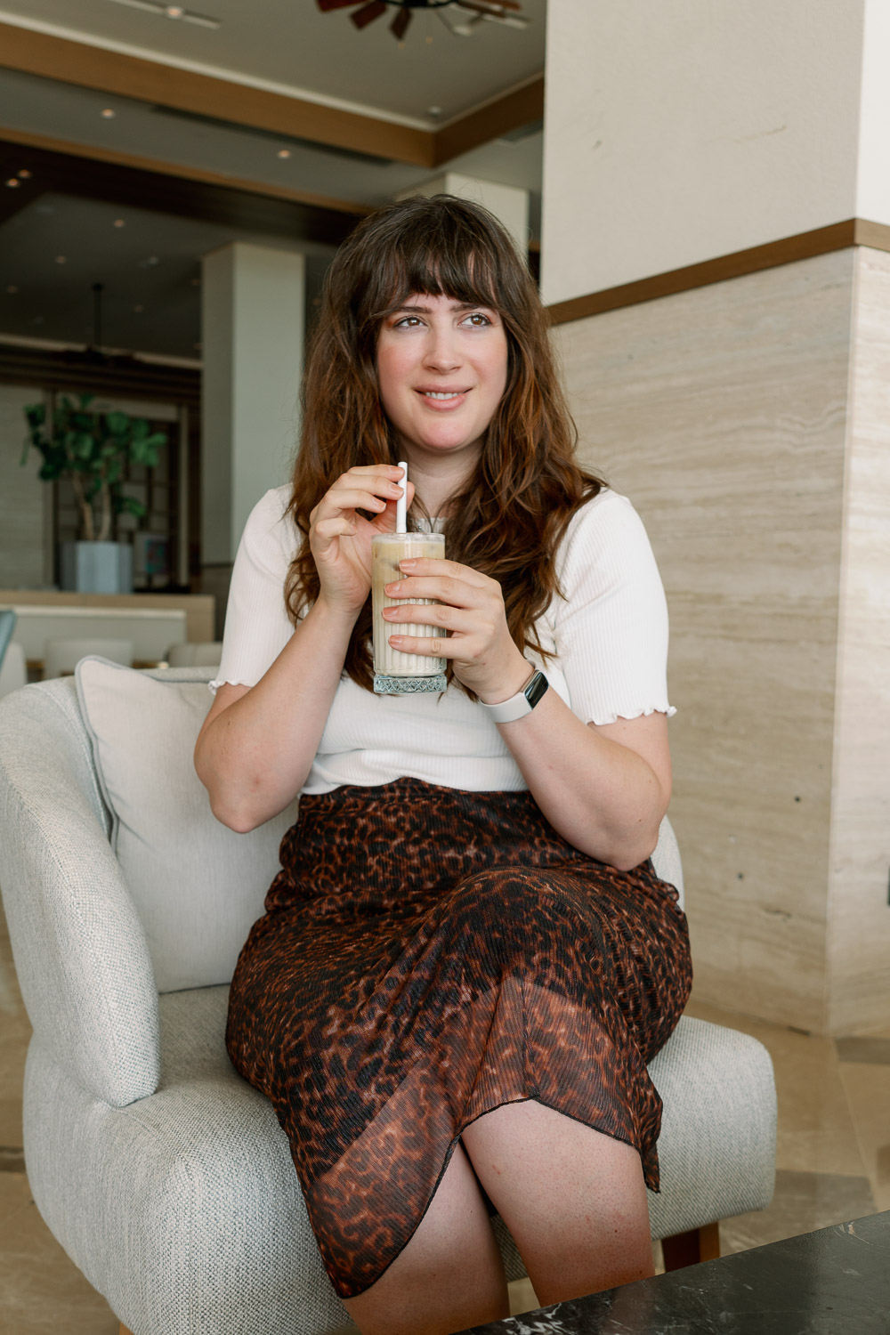 Andrea von andysparkles genießt einen Eiskaffee im Hotel-Lounge-Bereich – Lifestyle und Sicherheitstipps zum Thema bester Schutz vor Hackern