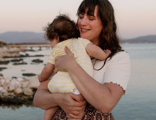 Andrea von andysparkles mit Baby am Strand – persönliche Erfahrungen zum Thema Handgepäck mit Baby
