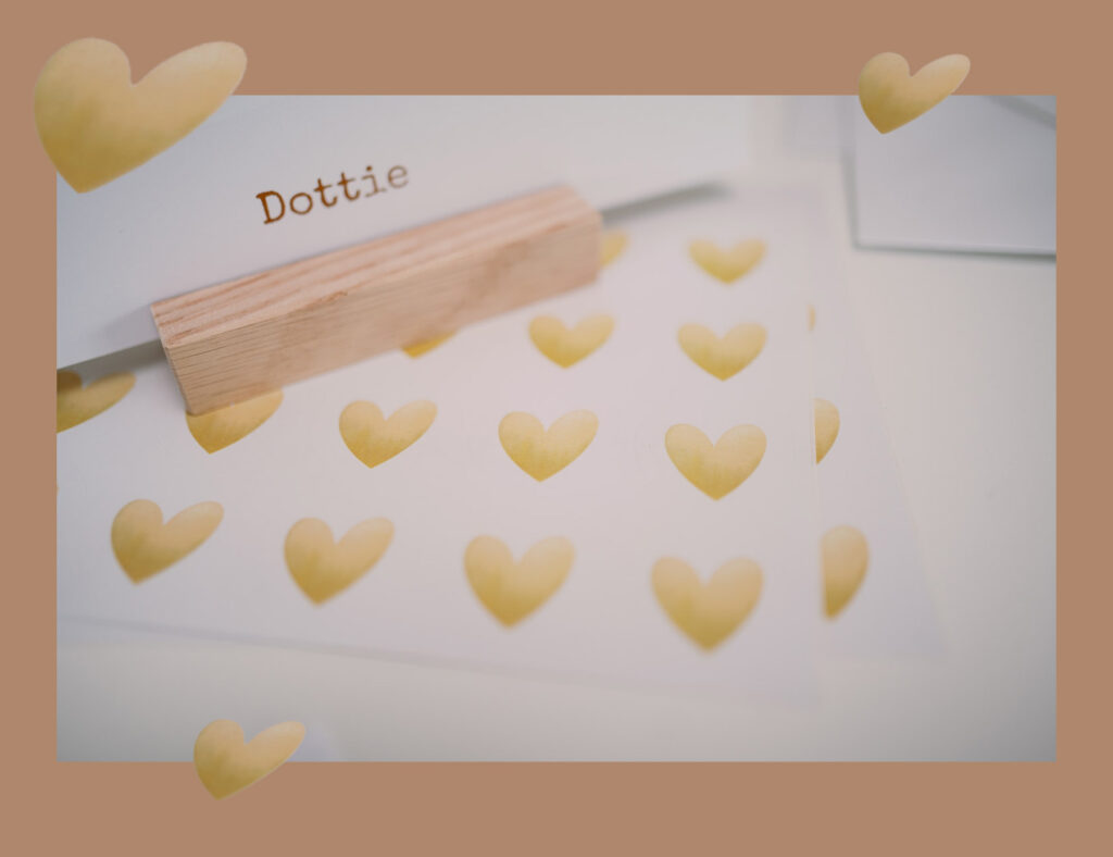 Goldene Herz-Sticker und Kartenhalter von Send a Smile für Einladungen
