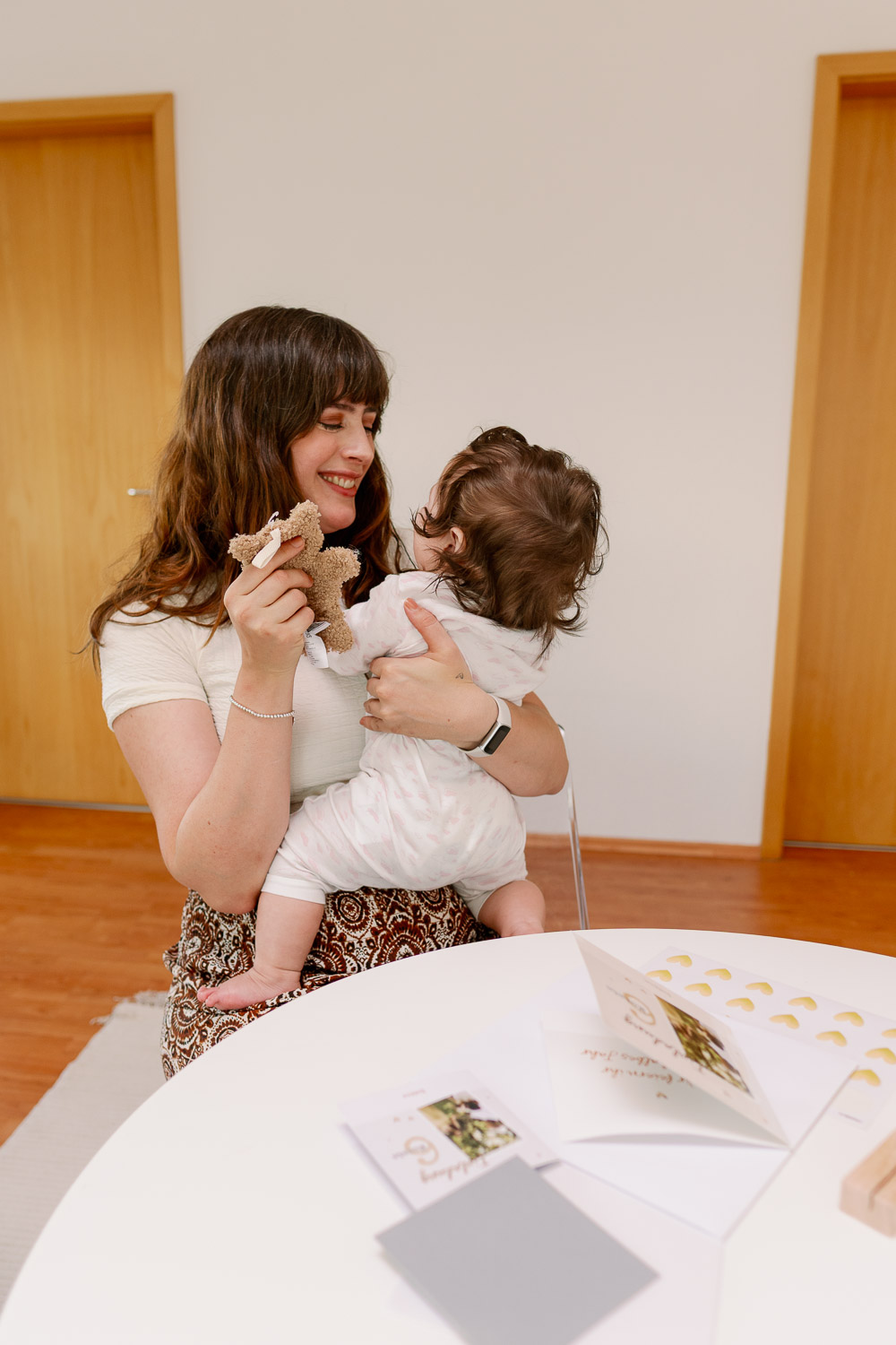 Andrea von andysparkles mit Baby und Babyparty-Einladung – persönlicher Moment beim halben Geburtstag