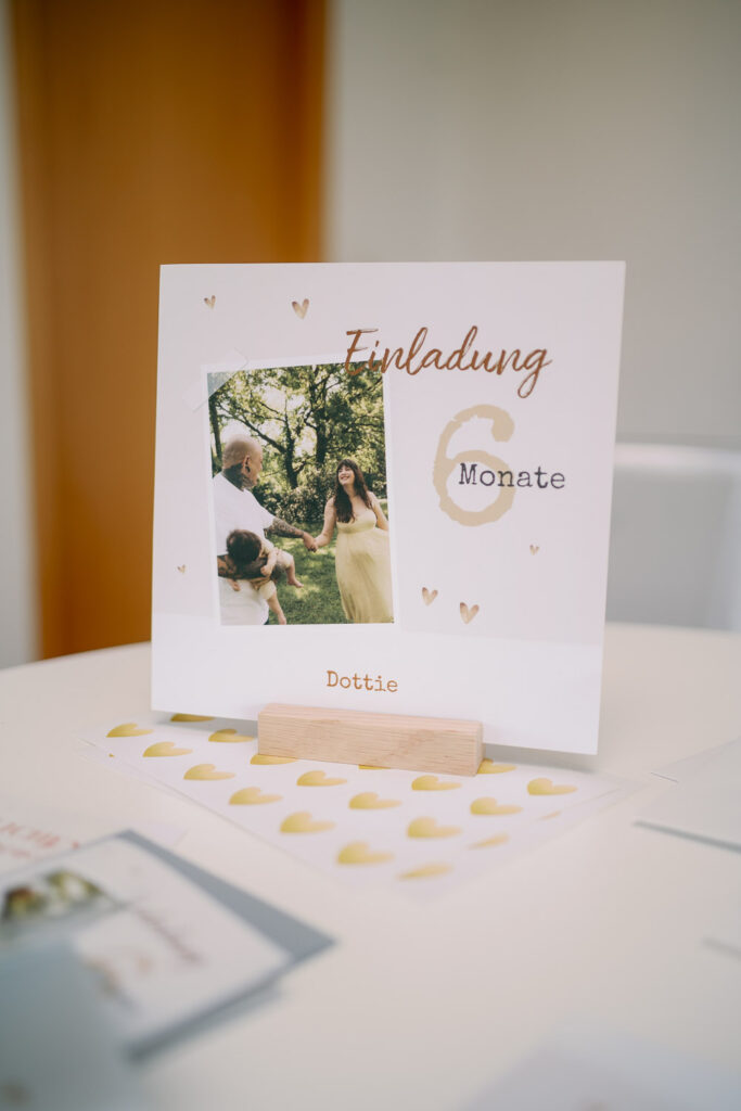 Premium matt Einladungskarte Babyparty im Holzständer von Send a Smile