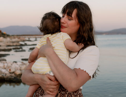 Andrea von andysparkles hält ihr Baby am Meer im Arm – inniger Moment nach dem Abstillen
