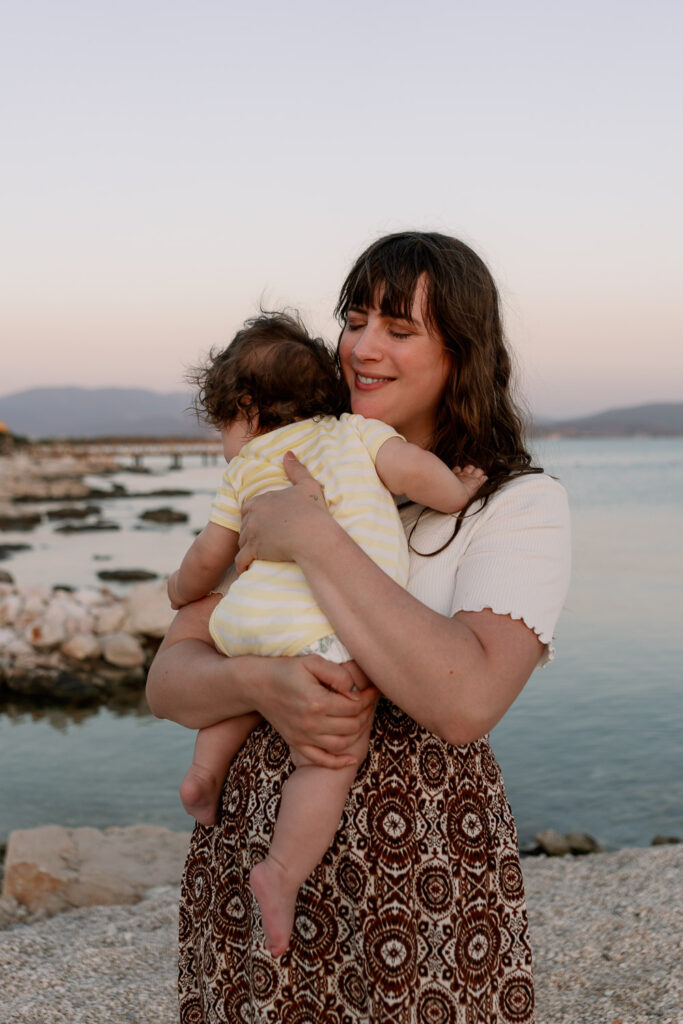 Körper nach dem Abstillen – Andrea von andysparkles genießt die Nähe zu ihrem Baby am Strand