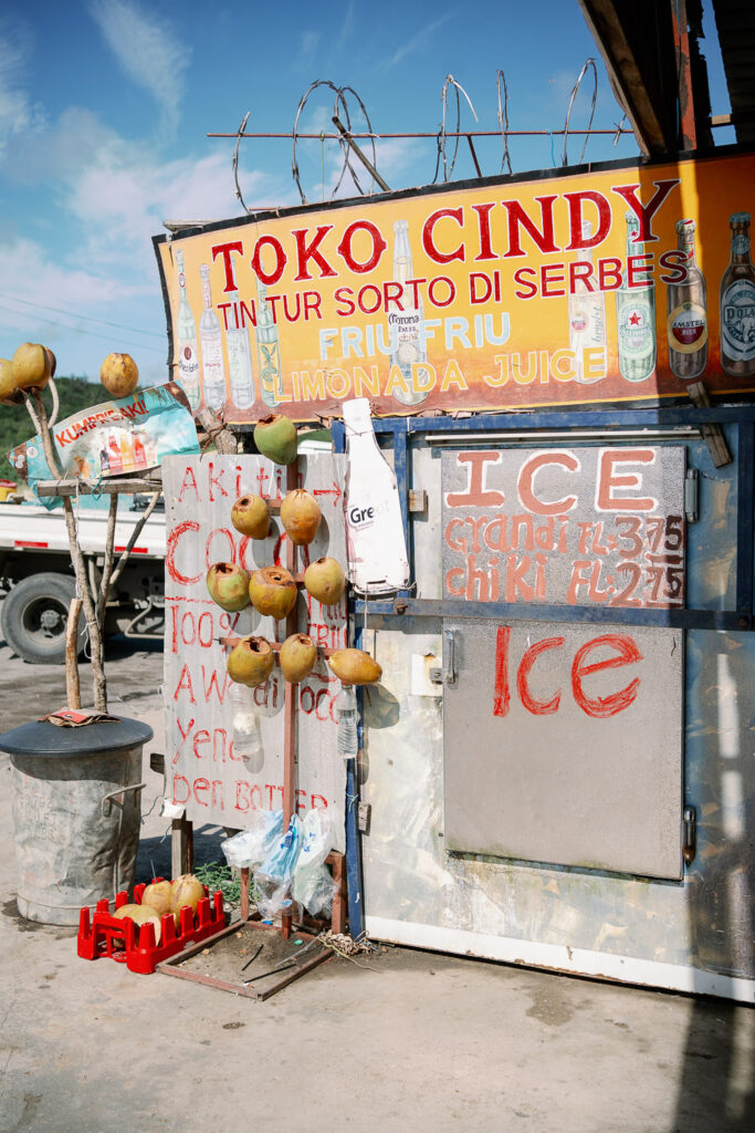 Straßenstand „Toko Cindy“ mit Kokosnüssen und handgemalten Schildern