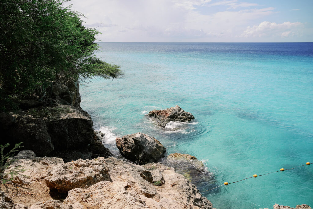 Türkisblaues Meer und Felsküste auf Curaçao