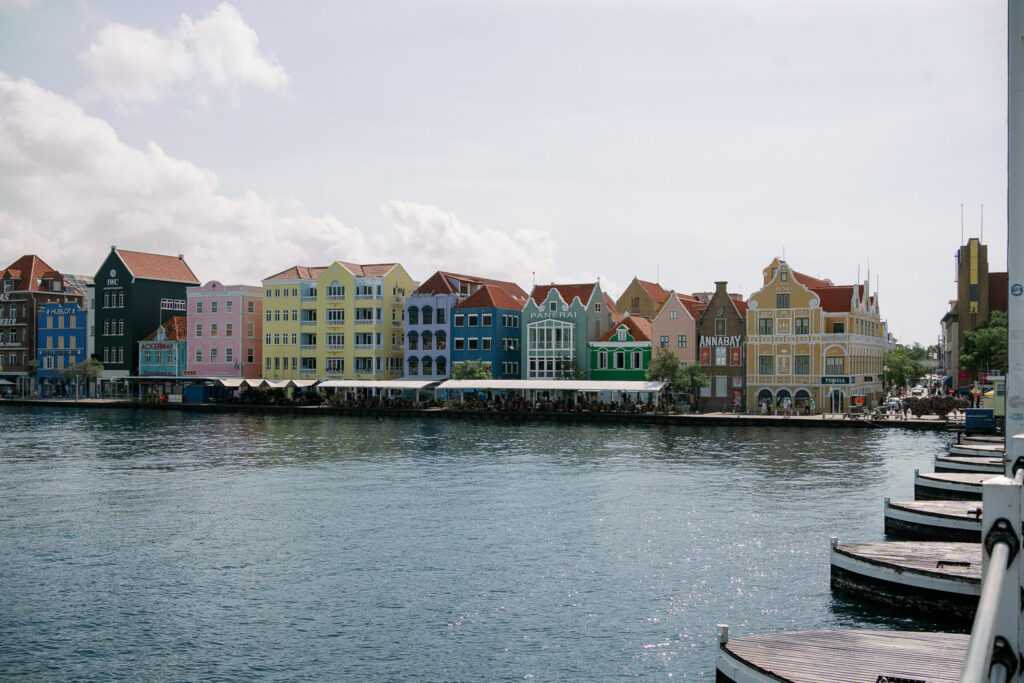 Handelskade in Willemstad mit bunten Häusern am Wasser – Wie viele Tage lohnen sich auf Curaçao?