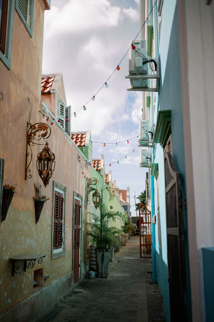 Bunte Altstadtgasse mit Lichterketten in Willemstad – Wie viele Tage lohnen sich auf Curaçao?