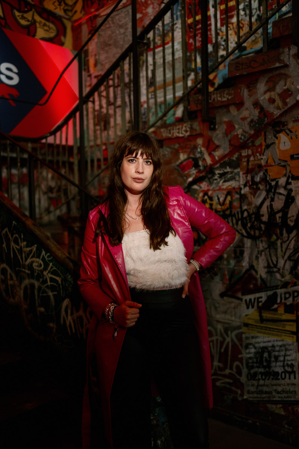 Andrea von andysparkles trägt einen pinken Mantel und weißen Top in einem urbanen Streetstyle Look – Outfit Tipps, wie günstige Mode teurer wirkt.